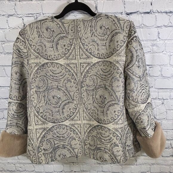 Chico’s Silver Beige Convertible Faux-fur Cuff Classic Jacquard Jacket Size M - Picture 2 of 12